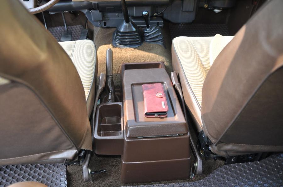 Детали интерьера Toyota Land Cruiser 60 (FJ60) 1984 года  (NA) (фото 156 из 251)